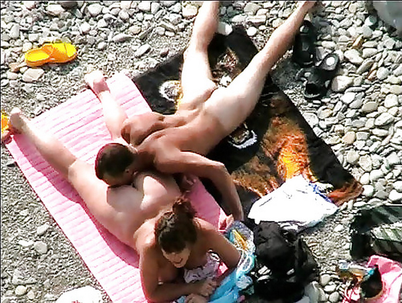 Секс на общественном пляже